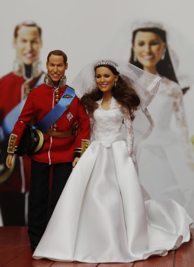 The new Prince William and Catherine, Duchess of Cambridge wedding dolls, made by Arklu and retailing as a pair for 100 pounds (165 US dollars) are seen during their launch at Hamley&apos;s toy shop in London August 18, 2011. [Xinhua]