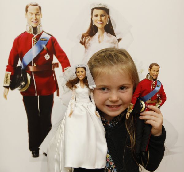 Five year old Daisy Robinson poses with the new Prince William and Catherine, Duchess of Cambridge wedding dolls, made by Arklu and which retail as a pair for 100 pounds (165 US dollars), during their launch at Hamley&apos;s toy shop in London August 18, 2011. [Xinhua]
