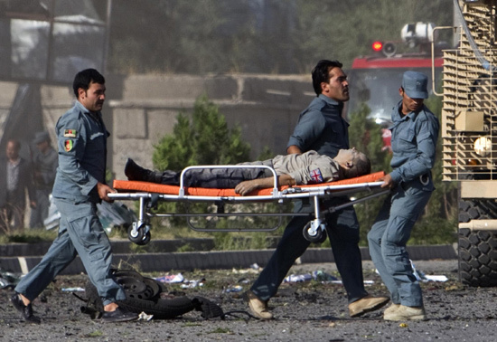 A casualty is carried away from the site of an attack on offices belonging to the British council in Kabul August 19, 2011. [China Daily]