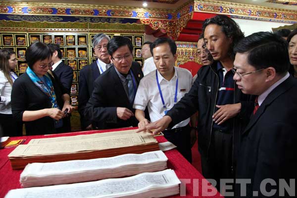 The two-day China Tibetan Culture Forum that opened on August 20 in Tibet was attended by more than 400 Tibetan experts from 17 countries and regions. In the picture, delegates visit ancient Tibetan book collections in the new campus of the University of Tibet. 
