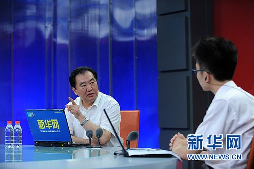 Huang Yi (R), spokesman of the State Administration of Work Safety (SAWS), during an online interview at Xinhuanet (www.xinhuanet.com).