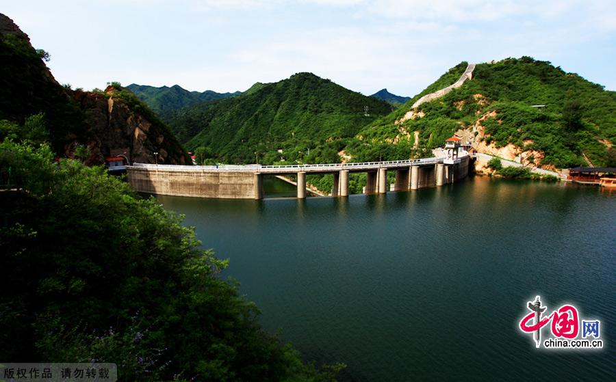 The Huanghuacheng Lakeside Great Wall Reserve, which is located in Huairou District of Beijing City, has the grandeur of the Great Wall as well as the stillness of Haoming Lake.This part of the Great Wall was the North Gate of ancient Beijing in the Ming Dynasty. Being divided by the lake, it became the only 'Great Wall in Water' in Beijing.The Huanghuacheng Lakeside Great Wall has been developed into a National 3A Scenery Site. [China.org.cn]