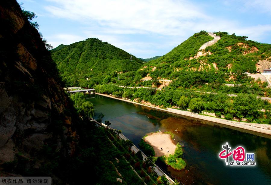 The Huanghuacheng Lakeside Great Wall Reserve, which is located in Huairou District of Beijing City, has the grandeur of the Great Wall as well as the stillness of Haoming Lake.This part of the Great Wall was the North Gate of ancient Beijing in the Ming Dynasty. Being divided by the lake, it became the only 'Great Wall in Water' in Beijing.The Huanghuacheng Lakeside Great Wall has been developed into a National 3A Scenery Site. [China.org.cn]