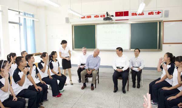 Chinese Vice President Xi Jinping and United States Vice President Joe Biden communicate with students at the Qingchengshan high school rebuilt after the deadly earthquake in May 2008 in Dujiangyan, southwest China's Sichuan Province, Aug. 21, 2011. (Xinhua/Huang Jingwen) (mcg) 