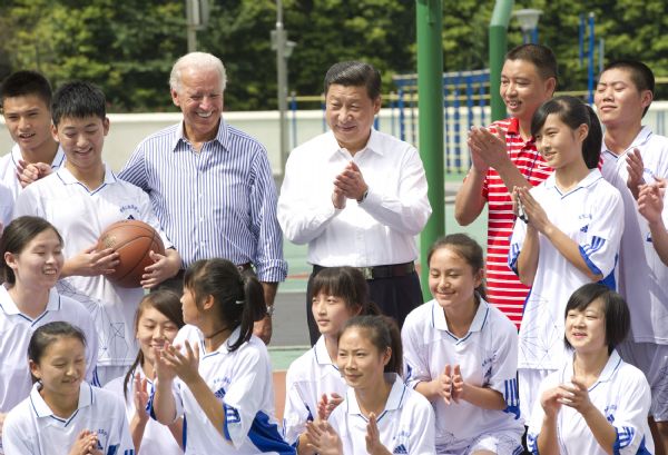 Chinese Vice President Xi Jinping (C, back) and United States Vice President Joe Biden (3rd L, back) watch a basketball training at the Qingchengshan high school rebuilt after the deadly earthquake in May 2008 in Dujiangyan, southwest China's Sichuan Province, Aug. 21, 2011.  (Xinhua/Huang Jingwen) (mcg) 