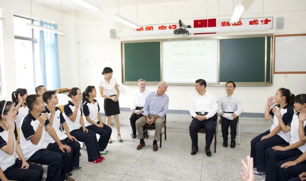 Chinese Vice-President Xi Jinping and US Vice-President Joe Biden communicate with students at the Qingchengshan high school rebuilt after the deadly earthquake in May 2008 in Dujiangyan, southwest China's Sichuan Province, Aug 21, 2011. [Photo/Xinhua] 