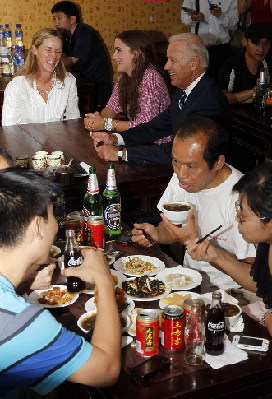 US Vice President Joe Biden and his granddaughter Naomi visited a local restaurant specializing in stir-fried pork liver with the new US ambassador to China Gary Locke yesterday afternoon after meeting with Chinese leaders in Beijing.