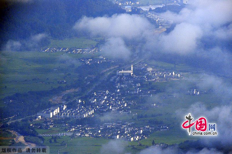 Located in southern Anhui Province, Mount Huangshan covers an area of 250 kilometers, of which 154 square kilometers are scenic attractions. Its landscape features 'four wonders' of imposing peaks, spectacular rocks, odd-shaped pines, and a sea of clouds.[China.org.cn]