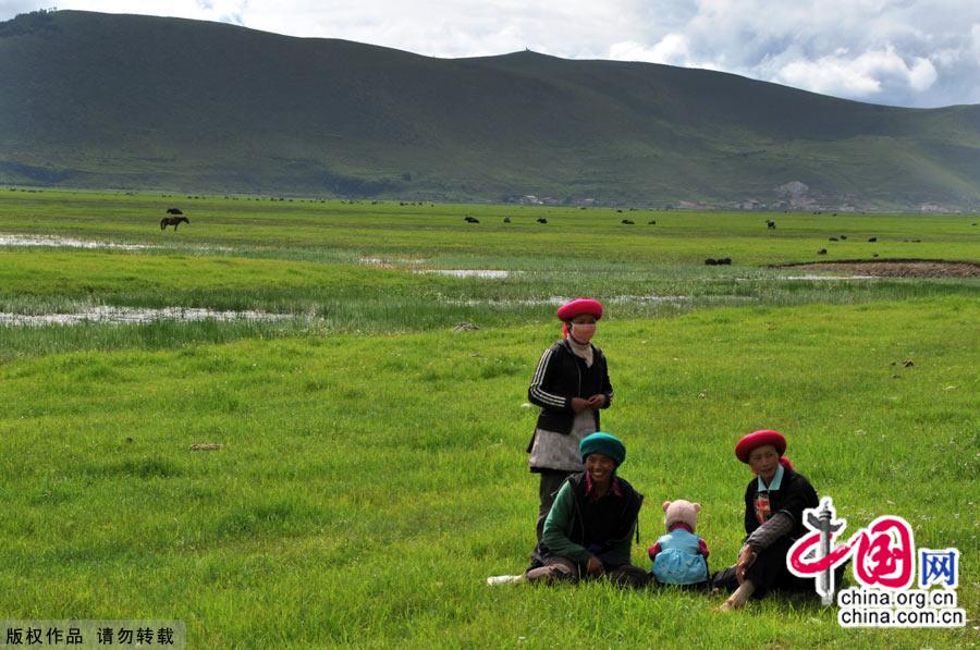 Literally meaning 'sun and moon in heart' in Tibetan, Shangri-la, an ideal home only found in heaven, is located at the meeting point of Tibet, Yunnan and Sichuan. [China.org.cn]