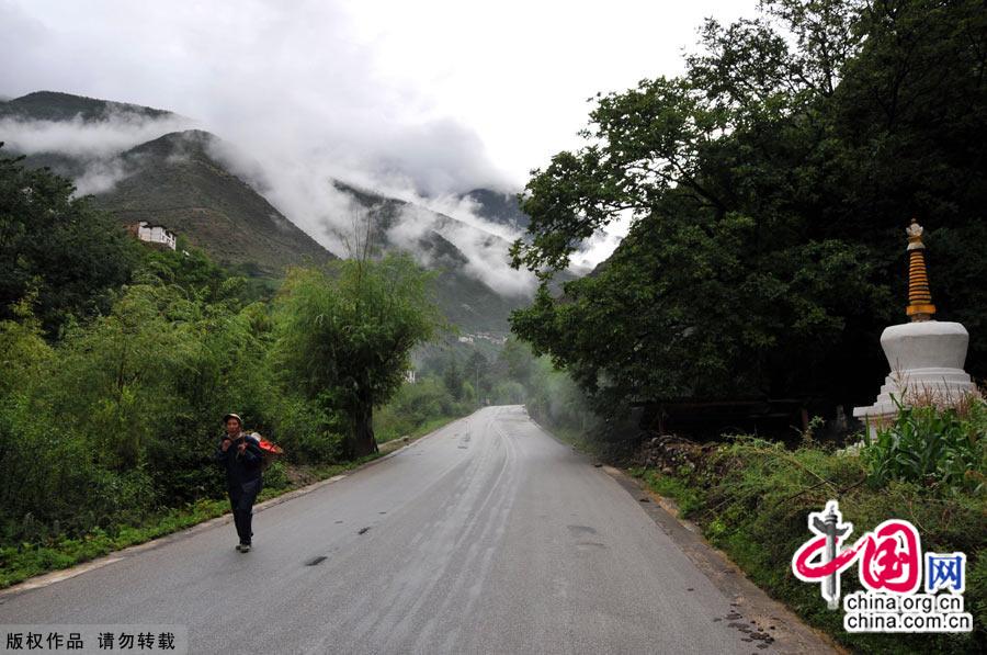 Literally meaning 'sun and moon in heart' in Tibetan, Shangri-la, an ideal home only found in heaven, is located at the meeting point of Tibet, Yunnan and Sichuan. [China.org.cn]