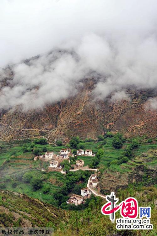 Literally meaning 'sun and moon in heart' in Tibetan, Shangri-la, an ideal home only found in heaven, is located at the meeting point of Tibet, Yunnan and Sichuan. [China.org.cn]