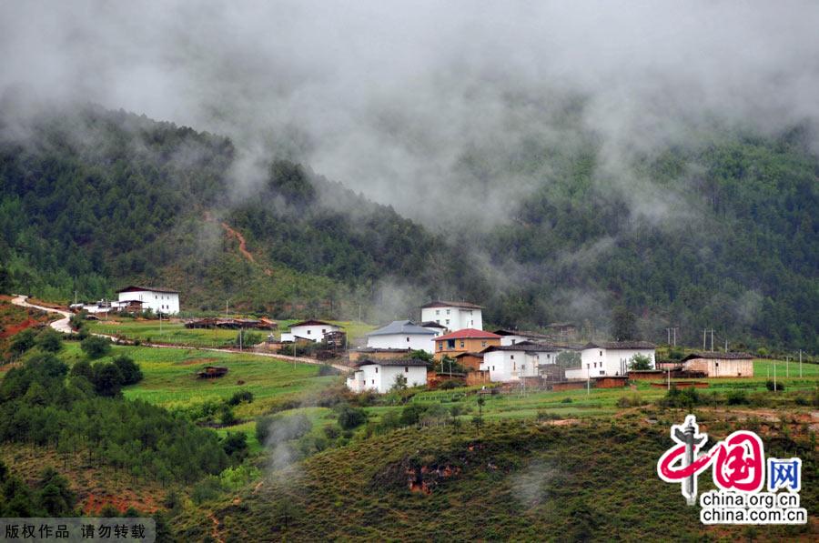 Literally meaning 'sun and moon in heart' in Tibetan, Shangri-la, an ideal home only found in heaven, is located at the meeting point of Tibet, Yunnan and Sichuan. [China.org.cn]