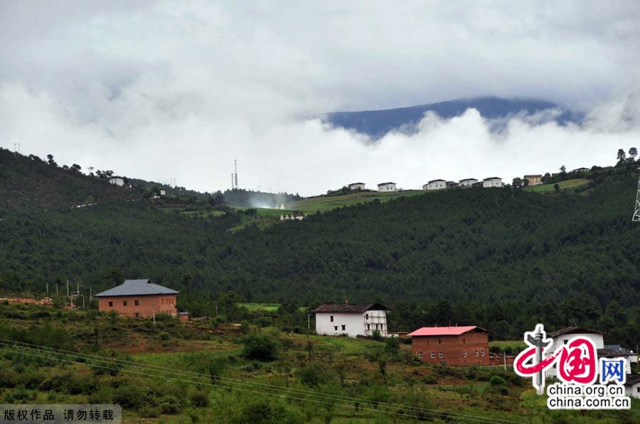 Literally meaning 'sun and moon in heart' in Tibetan, Shangri-la, an ideal home only found in heaven, is located at the meeting point of Tibet, Yunnan and Sichuan. [China.org.cn]