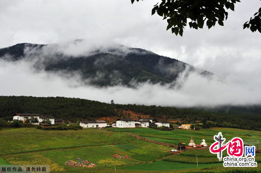 Literally meaning 'sun and moon in heart' in Tibetan, Shangri-la, an ideal home only found in heaven, is located at the meeting point of Tibet, Yunnan and Sichuan. [China.org.cn]