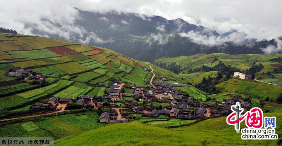 Literally meaning 'sun and moon in heart' in Tibetan, Shangri-la, an ideal home only found in heaven, is located at the meeting point of Tibet, Yunnan and Sichuan. [China.org.cn]