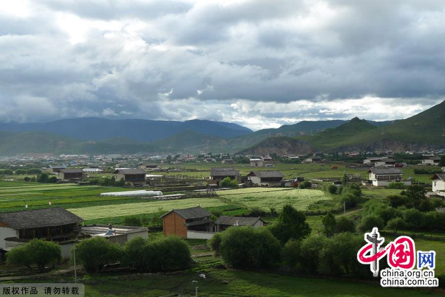 Literally meaning 'sun and moon in heart' in Tibetan, Shangri-la, an ideal home only found in heaven, is located at the meeting point of Tibet, Yunnan and Sichuan. [China.org.cn]