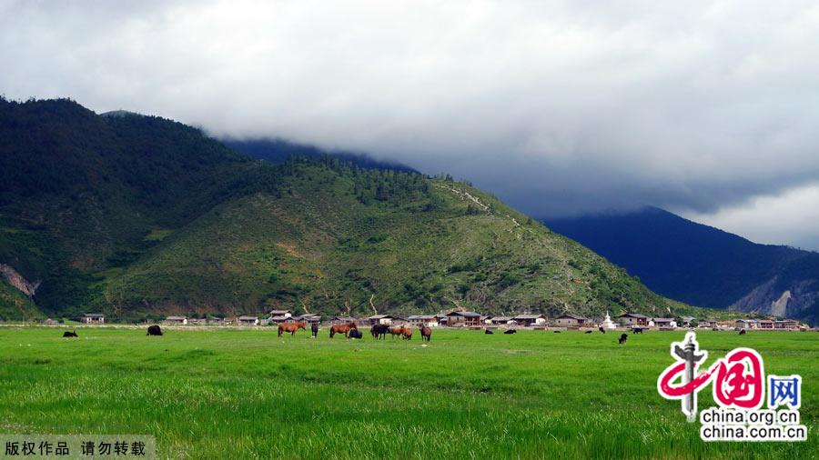 Literally meaning 'sun and moon in heart' in Tibetan, Shangri-la, an ideal home only found in heaven, is located at the meeting point of Tibet, Yunnan and Sichuan. [China.org.cn]