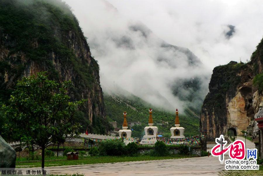 Literally meaning 'sun and moon in heart' in Tibetan, Shangri-la, an ideal home only found in heaven, is located at the meeting point of Tibet, Yunnan and Sichuan. [China.org.cn]