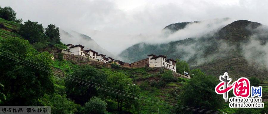 Literally meaning 'sun and moon in heart' in Tibetan, Shangri-la, an ideal home only found in heaven, is located at the meeting point of Tibet, Yunnan and Sichuan. [China.org.cn]