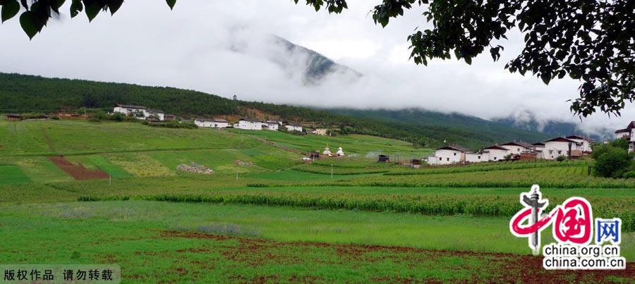 Literally meaning 'sun and moon in heart' in Tibetan, Shangri-la, an ideal home only found in heaven, is located at the meeting point of Tibet, Yunnan and Sichuan. [China.org.cn]