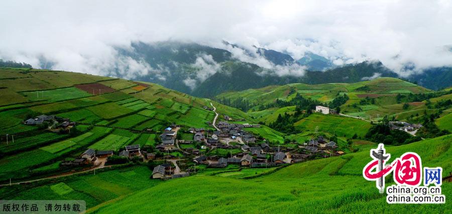 Literally meaning 'sun and moon in heart' in Tibetan, Shangri-la, an ideal home only found in heaven, is located at the meeting point of Tibet, Yunnan and Sichuan. [China.org.cn]