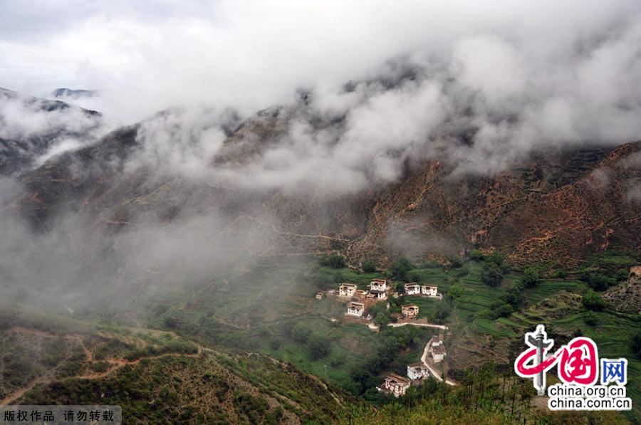 Literally meaning 'sun and moon in heart' in Tibetan, Shangri-la, an ideal home only found in heaven, is located at the meeting point of Tibet, Yunnan and Sichuan. [China.org.cn]