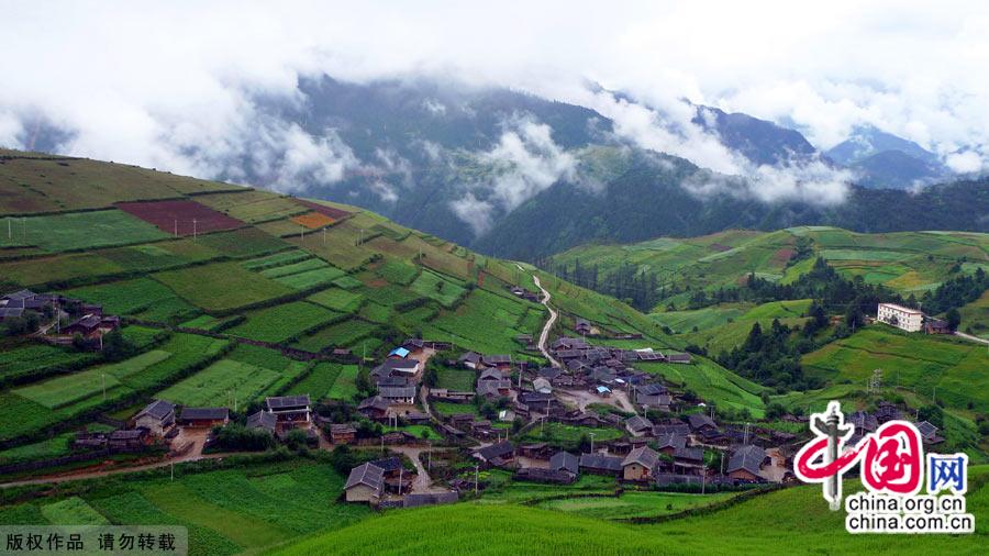 Literally meaning 'sun and moon in heart' in Tibetan, Shangri-la, an ideal home only found in heaven, is located at the meeting point of Tibet, Yunnan and Sichuan. [China.org.cn]