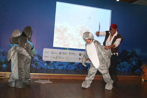 A stage show demonstrates the process of obtaining shark fins. [Jiao Meng] 
