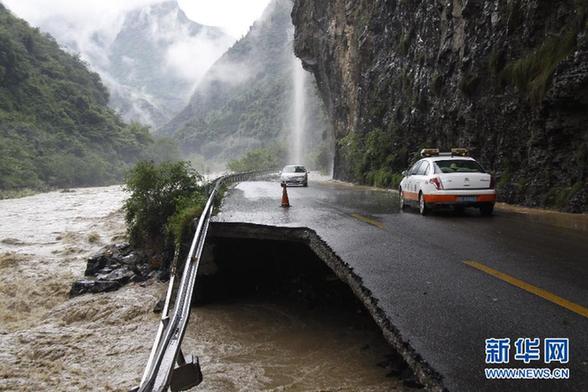 A highway collapses in Xingshan county after mudslides triggered by heavy downpours hit Hubei on Monday morning. [Xinhua] 