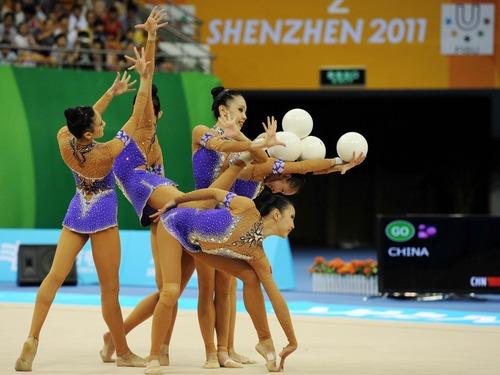 In rhythmic gymnastics, it was a one-on-one battle between China and Russia in the group all-around final. The Chinese girls were brilliant in the ribbon contest and took a healthy lead.