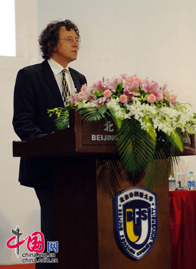 Martin Bygate, president of International Association of Applied Linguistics (AILA), addresses the 16th World Congress of Applied Linguistics (AILA2011) in Beijing, Aug. 24, 2011.
