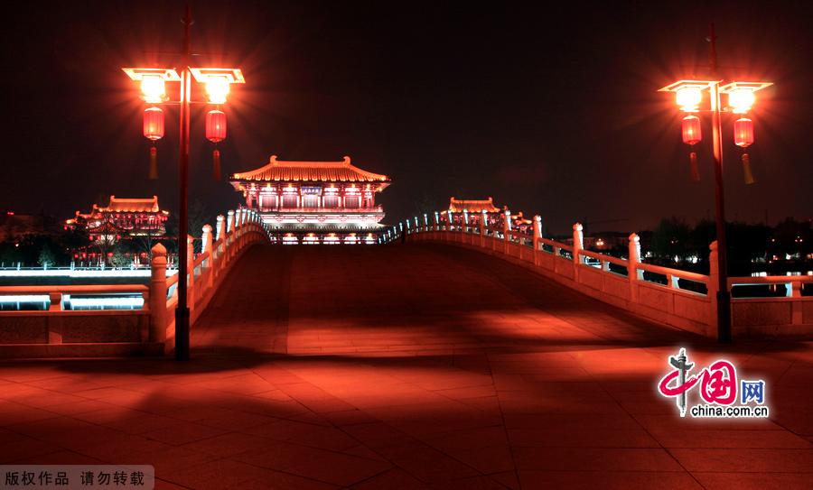 Tang Paradise or Lotus Garden, is located next to Big Wild Goose Pagoda in Xi'an. It is China's first large-scale royal garden that presents the styles and features during the Tang Dynasty (618-907).