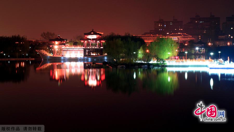 Tang Paradise or Lotus Garden, is located next to Big Wild Goose Pagoda in Xi'an. It is China's first large-scale royal garden that presents the styles and features during the Tang Dynasty (618-907).