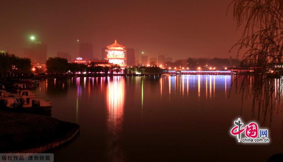 Tang Paradise or Lotus Garden, is located next to Big Wild Goose Pagoda in Xi'an. It is China's first large-scale royal garden that presents the styles and features during the Tang Dynasty (618-907).