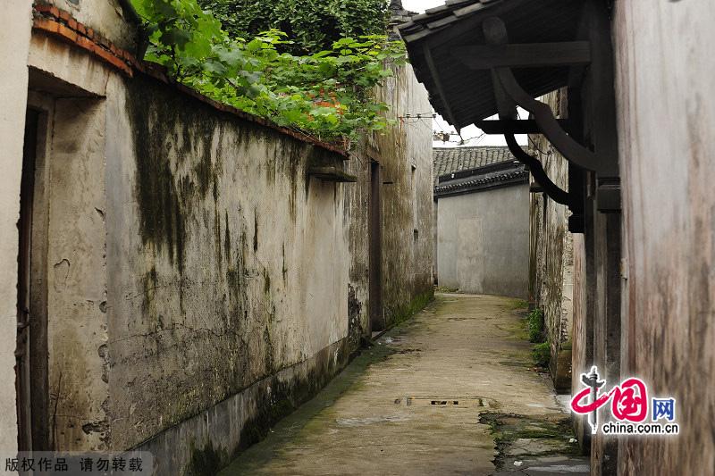 With a history of 1,200-year, Wuzhen is about one hour's drive from Hangzhou,the capital of Zhejiang Province.The small town is famous for the ancient buildings and old town layout, where bridges of all sizes cross the streams winding through the town. [China.org.cn]