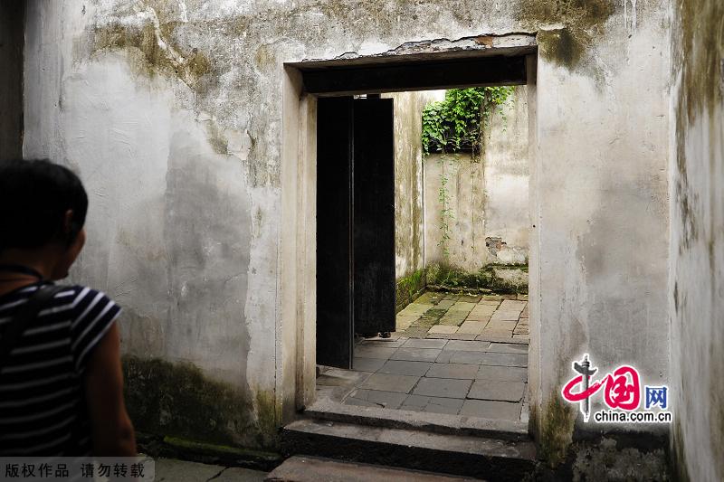 With a history of 1,200-year, Wuzhen is about one hour's drive from Hangzhou,the capital of Zhejiang Province.The small town is famous for the ancient buildings and old town layout, where bridges of all sizes cross the streams winding through the town. [China.org.cn]