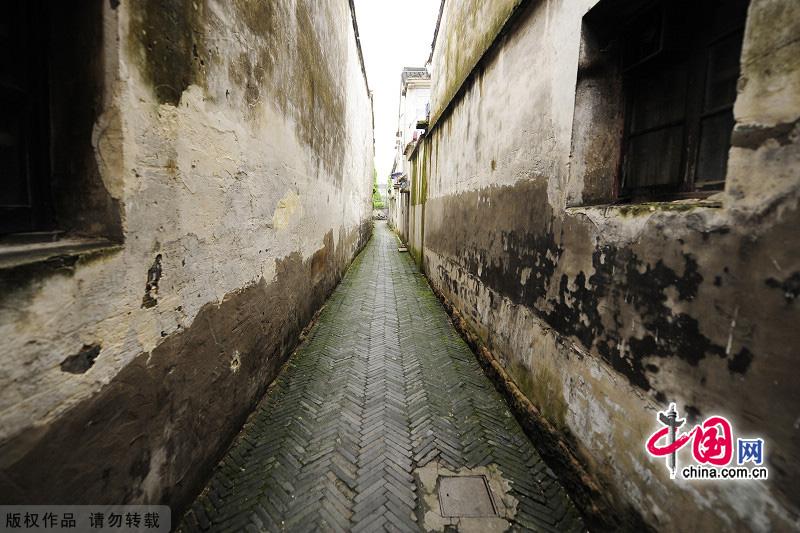 With a history of 1,200-year, Wuzhen is about one hour's drive from Hangzhou,the capital of Zhejiang Province.The small town is famous for the ancient buildings and old town layout, where bridges of all sizes cross the streams winding through the town. [China.org.cn]