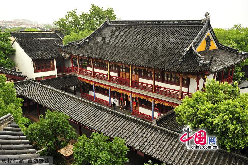The Buddhist Hanshan Temple in Suzhou is not only a charming historic temple, but a place of deep cultural resonance for people not only in China, but throughout Asia and especially in Japan. As a result, if you want to experience the beautiful scenery shown in the famous poem composed by Zhang Ji, you should visit Hanshan Temple during winter time. [China.org.cn]