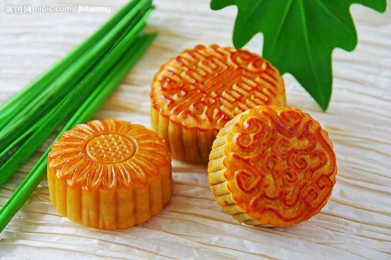 This year, many Chinese are turning their backs on store-bought cakes, opting to bake their own at home.