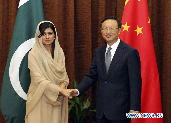 Chinese Foreign Minister Yang Jiechi (R) shakes hands with his Pakistani counterpart Hina Rabbani Khar during their talks in Beijing, capital of China, Aug. 24, 2011. [Ding Lin/Xinhua] 