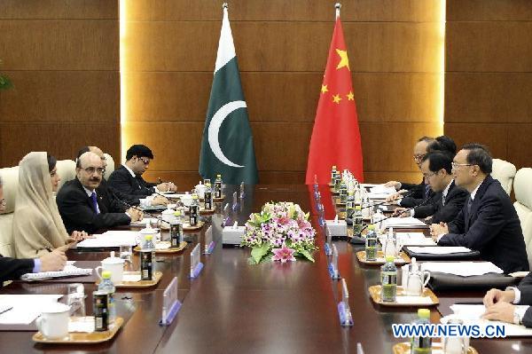 Chinese Foreign Minister Yang Jiechi (1st R) holds talks with his Pakistani counterpart Hina Rabbani Khar (1st L) in Beijing, capital of China, Aug. 24, 2011. [Ding Lin/Xinhua]