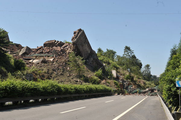 A mudslide caused by rainstorms blocks the Beijing-Kunming expressway in Ya&apos;an, Sichuan province, on August 23, 2011. The expressway is expected to be out of use until August 28. [CFP] 