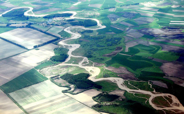 Yili River snakes across the farmlands and forests. [Photo/CRIENGLISH.com]