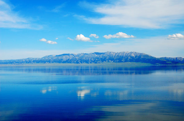 The placid Sailimu Lake mirrors the sky above. [Photo/CRIENGLISH.com]