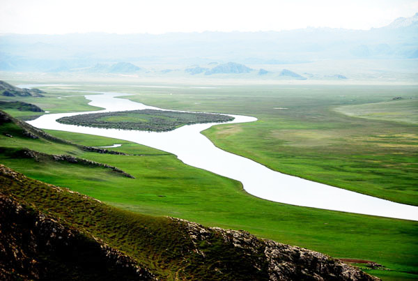 Kaidu River, with its belt-like appearance, runs across Bayinbuluke Prairie. [Photo/CRIENGLISH.com] 