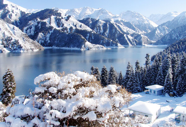 Tianchi, or the Heavenly Lake in the winter time. [Photo/CRIENGLISH.com]