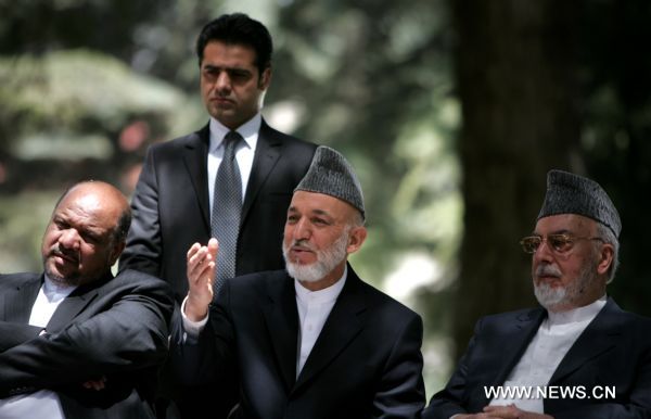 Afghan President Hamid Karzai (C, front) speaks during a ceremony to mark the release of 20 child bombers at presidential palace in Kabul, Aug. 24, 2011. On the eve of Muslims' big festival -- Eid-ul-Fiter -- which marks the end of Ramadan or Muslim fasting month, President Karzai ordered the authorities to release all 20 child bombers and let them join their families all over Afghanistan. Taliban insurgents often track children to carry out suicide attacks on Afghan and NATO forces in the insurgency-hit country.(Xinhua/Ahmad Massoud Pool) (qs) 