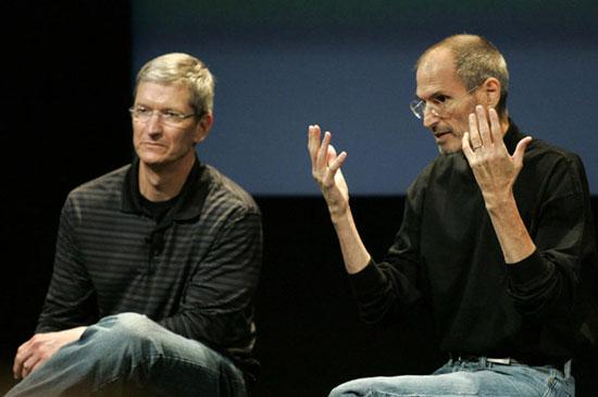 Apple COO Tim Cook (L) and CEO Steve Jobs answer questions during a news conference on antenna problems with the iPhone 4 at Apple headquarters in Cupertino, California, in this July 16, 2010. [File photo]
