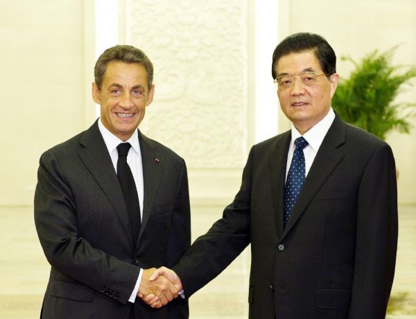 Chinese President Hu Jintao (R) meets with French President Nicolas Sarkozy in Beijing, capital of China, Aug. 25, 2011. [Xinhua]