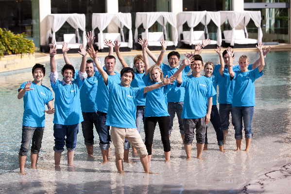 Part of the finalists gather at the swimingpool of the Hotel Palazzo Versace in Brisbane Queensland, Australia. [Photo/China Daily]